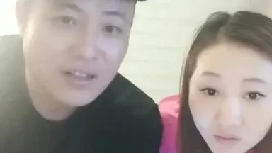 Super lustig, 2 Männer und eine Frau lecken sich die Vagina, haben Sex und besahnen den männlichen Moderator mit Tony Leung Ka Fai in Dongcheng