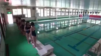 Ensemble de 2 disques de 8 heures de publication voyeuse obscène d'une belle fille en train de bronzer dans une piscine publique