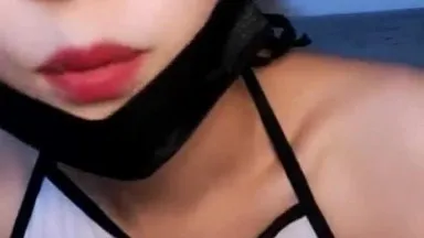 The young girl with good looks and temperament has a paid live broadcast show with a slender body and just the right size of breasts to masturbate and dig.