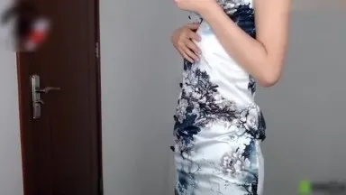 Nunca vi mamilos tão especiais. Uma linda garota de cheongsam se masturba com adereços.