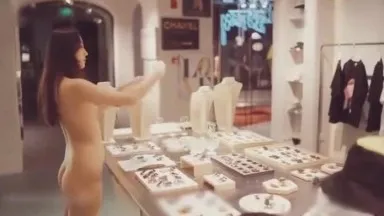 Angel Jiege from Beijing boldly went out shopping naked