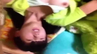 La computadora descubrió el video selfie de mi hermana masturbándose