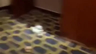 Hermanita tetona se toma una selfie en el hotel