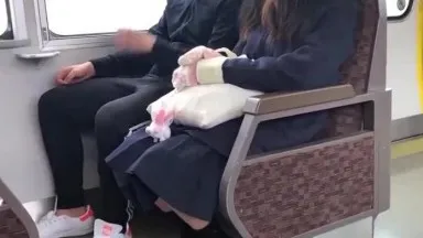 穿著制服的女孩在火車上奔跑時口交！然後，他在多功能廁所裡按住她的頭，在她嘴裡射精！