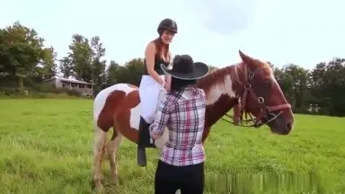 ¡Vaquero francés come culo al aire libre en un cuarteto!