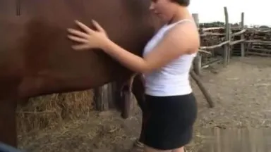 Femme aux gros seins ne peut pas en avoir assez de cette énorme bite de cheval