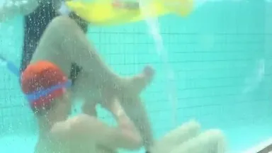 I ragazzacci incuriositi dai corpi degli adulti entrano nello spogliatoio femminile della piscina e si abbandonano alle birichinate! Ho abbassato la guardia perché ero bambino e sono stato scopato da mia madre e da mia sorella maggiore.