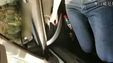 Chica guapa recibe una mamada en el coche