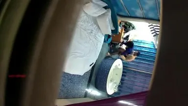 Um homem alto e musculoso e sua namorada de meias se hospedaram em uma banheira de um hotel boutique em Xintai. Eles não ficaram satisfeitos e tiveram que usar ferramentas para se masturbar para atingir o clímax.