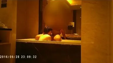 Manager Liu had an affair with a young female waiter at the Chow Tai Fook jewelry counter in Trust-Mart shopping mall. She booked a room in a hotel and had sex in the mandarin duck bath_(1)