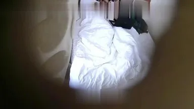 O jovem casal de férias foi filmado secretamente no hotel, brincando um pouco no computador e depois fazendo sexo apaixonado. A bucetinha da namorada é muito sexy e atraente, e é gostoso se masturbar.