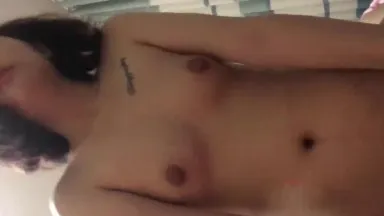 Une fuite de Baidu Cloud a révélé qu'une belle fille aux cheveux courts et tatouée est tombée amoureuse de son petit ami, puis elle a été pénétrée par une grosse bite par derrière et a crié, frère, sauve-moi