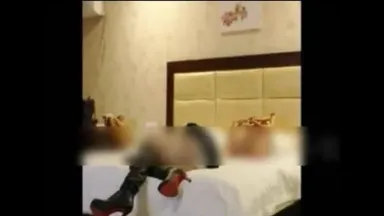 Ragazza dai capelli rossi con gli stivali viene scopata da dietro e riceve sperma in faccia e urla baba