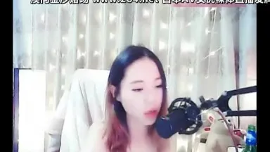 Chinese beauty anchor Effie masturbates to climax with a squirting video show using her fingers on her pussy props