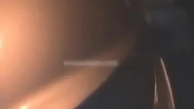 Una presentadora tetona tuvo una pelea salvaje con un conductor de Buick en el bosque al borde de la carretera en medio de la noche. Esta pose de acción es tan emocionante como el diálogo en los éxitos de taquilla AV.