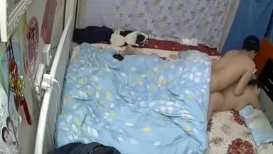 [Surveillance and candid filming] A young couple living in a small house had sex and chatted on the bed