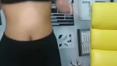 [Trasmissione in diretta di autoritratto domestico] La piccola figa che mostra il suo viso inizia a ballare lentamente e lei si spoglia nuda e balla