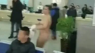 En el último incidente filtrado, una chica con grandes pechos y grandes caracteres escritos en su espalda de repente se quitó la ropa y habló en voz alta en la sala de procesamiento de certificados.