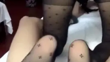 [Transmissão ao vivo doméstica] Transmissão ao vivo móvel de uma jovem de seios grandes, vendada e com meias pretas sexy, lambendo os pés e fazendo footjob por cima