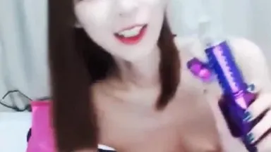 Lily, a beautiful young lady with a pure and fair complexion, had a live broadcast with a foreign wolf fan. She had an orgasm with a new toy she bought. Clear dialogue.