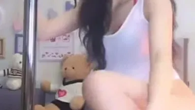 Hot Dancing Enchantress Little Fox Fairy tanzt eine Schönheit auf Meisterniveau, völlig nackt, mit in die Vagina eingeführten Requisiten