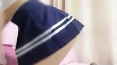 La bella conduttrice indossa un'uniforme da studentessa e fa sesso con un fan che ha comprato un regalo. Sembra che il giovane abbia speso un sacco di soldi e l'abbia scopata duramente.