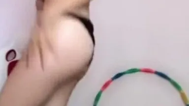 [Transmissão ao vivo de autorretrato doméstico] Uma jovem sexy tatuada se masturba com um massageador umedecedor de leite e produz suco branco