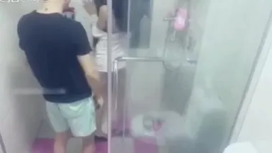 Chica venado retransmite sexo en directo en el baño