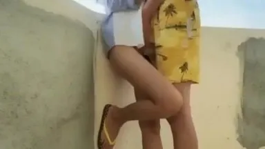 Une fille mince avec de belles fesses est entretenue par un homme riche. Elle fait l'amour sur un balcon en plein air face à la mer à Sanya. Cet environnement est trop excitant.