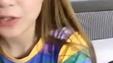 Trasmissione in diretta sul cellulare di una bellissima conduttrice con tanti capelli e capelli scuri che gocciola cera sul divano e si masturba con un uovo vibrante. Se ti piace, non perdetelo.