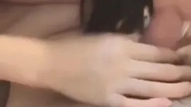 Pareja joven teniendo sexo en vivo en video en vivo, primero oral y luego penetración