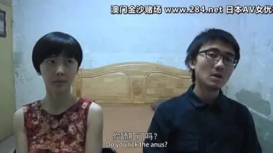 A young artistic man from Beijing pretended to be a director in a simple rental house and interviewed the lady sitting on the stage. I took a selfie and watched the dialogue. I couldn't help laughing.