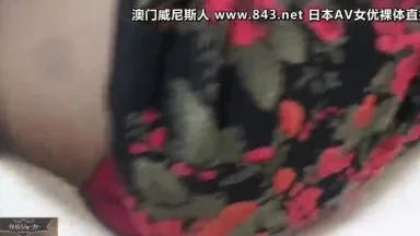 L'ultimo video di Netizen mostra una giovane donna in calze nere, drogata e dipendente dalla droga, che indossa un preservativo e fa sesso con lei in un selfie