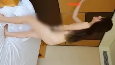 [Domestic] Feng Yinniao sings and fucks hairless model Fan Xinduo with a dildo, giving her an orgasm just by looking at her expression.