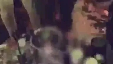 [Nacional] Una diosa sexy con buena apariencia y algunos amigos tuvieron una fiesta en un bar. Cuando perdieron en un juego, fueron castigados por sus amigos y los llevaron al baño para tener sexo apasionado.