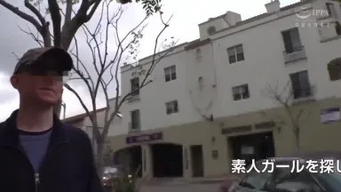 洛杉矶被捡到的美丽知性秘书脱光衣服突然变身淫荡贱货，身材精致，纹身漂亮 凡妮莎（岁）