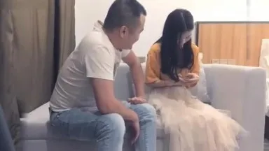Стройная девушка в желтой одежде из Bajie SIX занимается сексом с ТП, делая минет перед камерой, а потом на диване