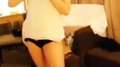 Hotwife dança e tira selfies, seu corpo se contorce de maneira tão coquete, ela brinca com ele e depois toca flauta, é tão emocionante