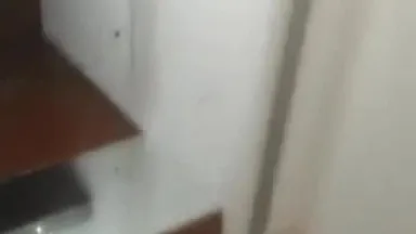 Chica guapa se ducha en el baño y folla con dos personas sobre la mesa, mamada y lamida de coño