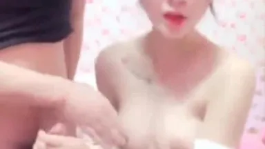 La guapa belleza Xiao Xiaoya y su pareja sexual tienen relaciones sexuales juntas, mostrando su esbelta figura y haciéndoles una mamada.