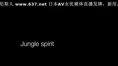 脚の長くて美しい若いモデルとエキゾチックなボーイフレンドが海外旅行中のホテルで情熱的なセックスをする