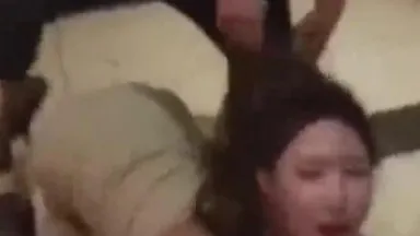 El chico fue al salón privado del KTV a cantar karaoke y se volvió loco. La chica se arrodilló y le hizo una mamada, usando su boca como coño para follársela y lavarse las manos.