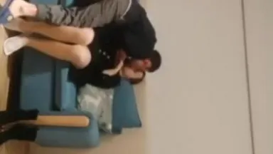 Mein Bruder Tanhua verabredete sich mit einer jungen Frau in Schwarz und hatte Sex mit ihr auf dem Sofa, berührte ihre Brüste im Schlafanzug und hatte Sex mit ihr von hinten auf dem Bett.