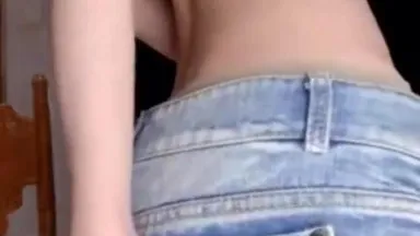 Linda garota com colete de urso e jeans mostrando seu corpo inteiro, legal e fofa, se masturbando e tirando uma selfie