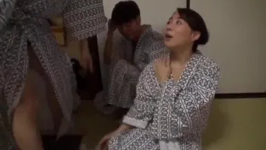 Cuckold Company Trip - Ma femme a été obligée de boire de plus en plus par sa patronne et ses subordonnés qui voulaient coucher avec elle en même temps. Elle s'est fait crémer pendant que nous étions en appel vidéo... Iroha Narimiya.