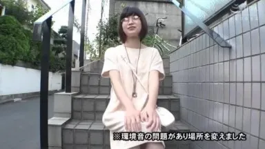 「我一直是處女，因為我對小乳房有一種情結...」一個苗條的苗條女孩決定失去她的童貞，並讓她的AV首次亮相山內由紀