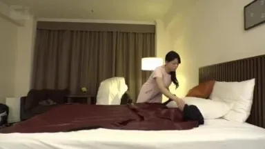 Une vidéo voyeur d'une masseuse japonaise en bonne santé sans corps nu se faisant baiser de force avec un éclair de coq noir 5