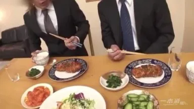 Le bonheur de manger chez un collègue