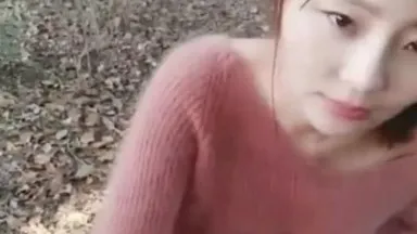 The otaku goddess, a pretty and temperamental beauty, is live broadcasting outdoors in the woods. Her breasts are round and white, and she is on the Internet.