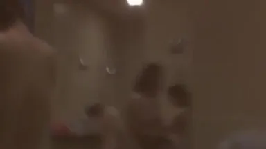 ¿Se filtró la escena del baño en el club de aguas termales? ¡La increíble chica se coló en la ducha para filmar en secreto a la chica bañándose ~